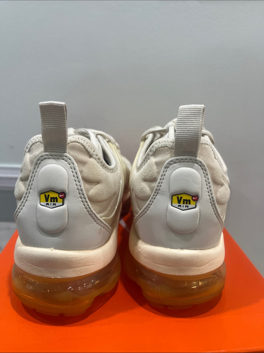 Nike Women's Sneakers Beige with Orange Accents - Picture 4 of 4